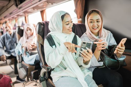 Tumbuh Bersama Keluarga Pengemudi dan Karyawan  Melalui Program Beasiswa Bluebird Peduli
