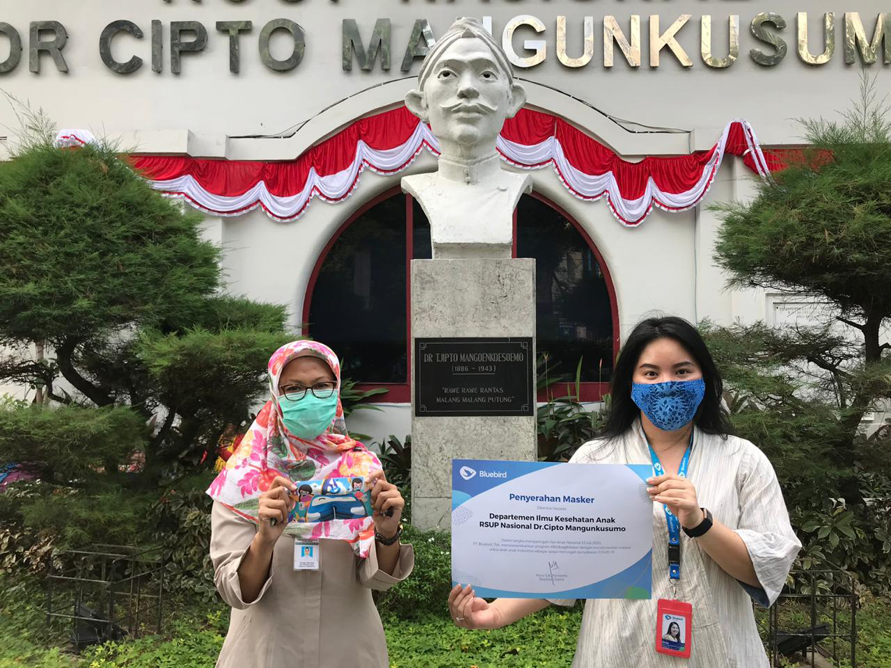 Melalui Program #BirdbagiMasker, Bluebird Bagikan Ribuan Masker kepada Anak Anak Indonesia