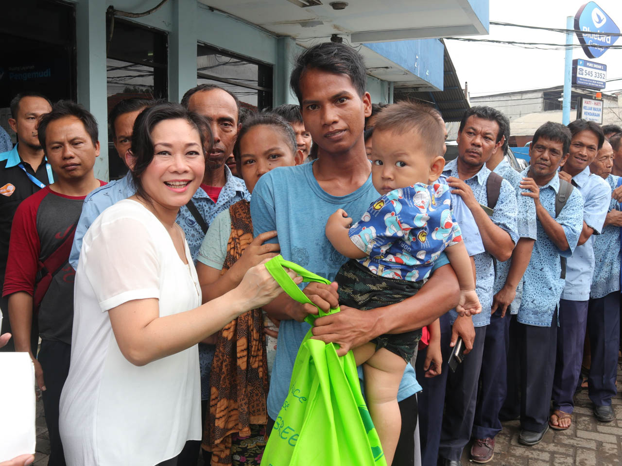 Kekeluargaan dan Gotong Royong Keluarga Besar Bluebird Mempercepat Pemulihan Tiga Pool Bluebird yang Terkena Banjir