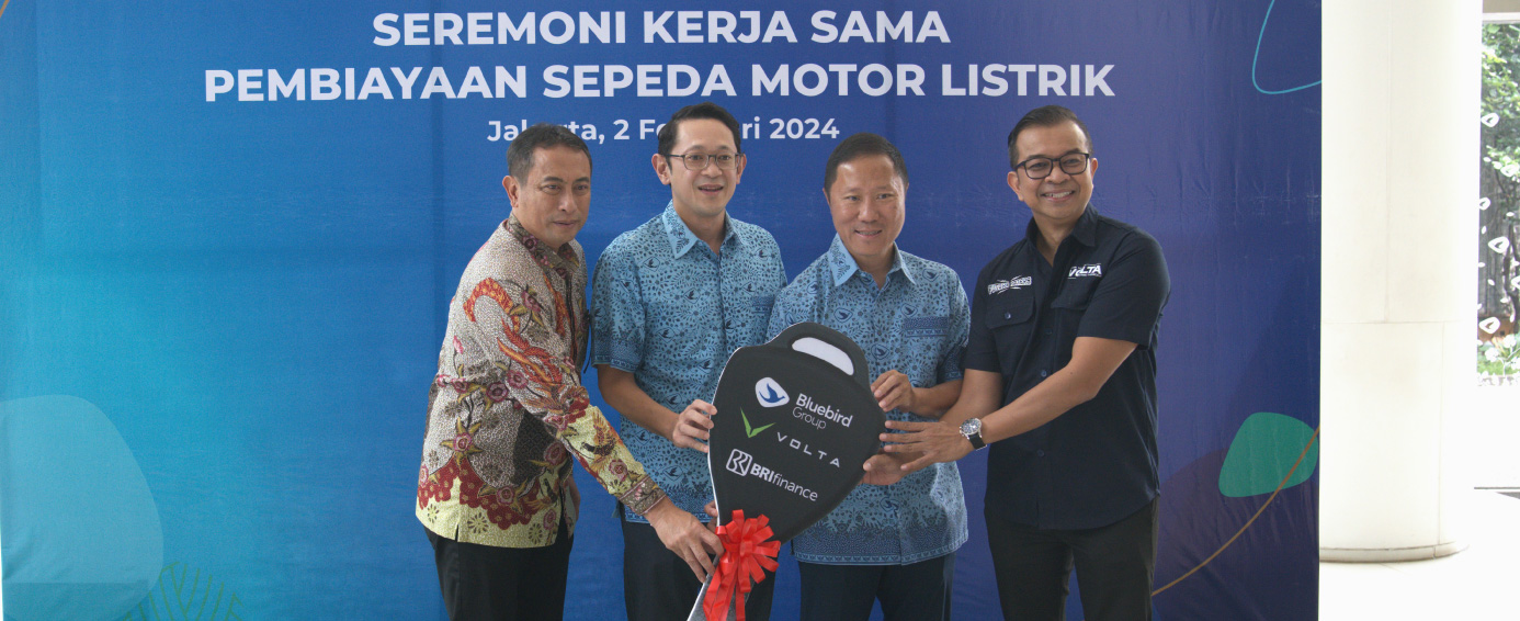 Pengemudi Bluebird Pakai Sepeda Motor Listrik  dalam Mobilitas Harian